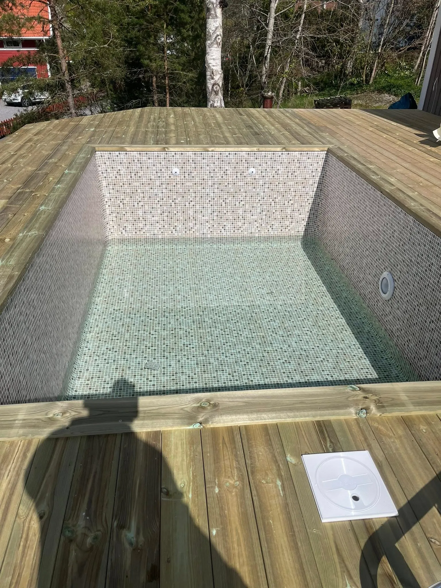Färdig pool med trädäck och mosaik