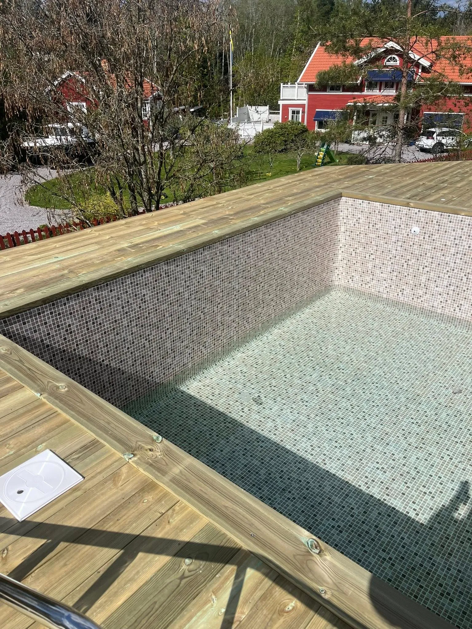 Färdig pool med trädäck — komplett poolinstallation i Östergötland