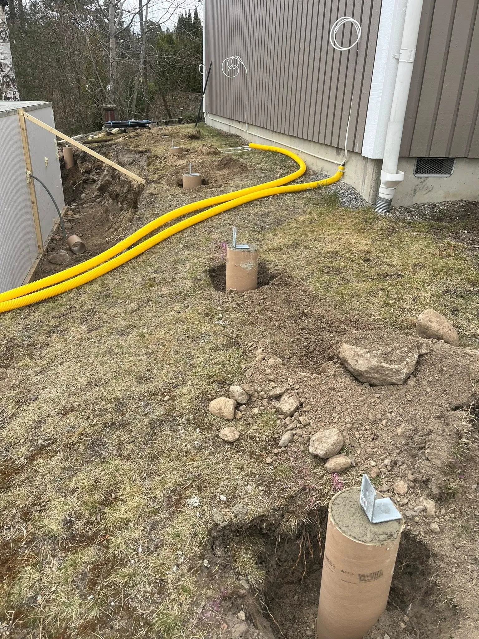 Färdig pool med trädäck i trädgård