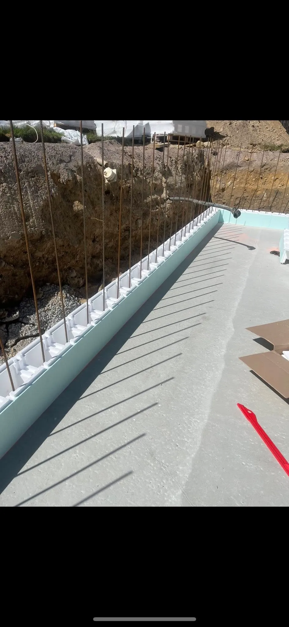 Grävmaskin schaktar ur mark för poolinstallation