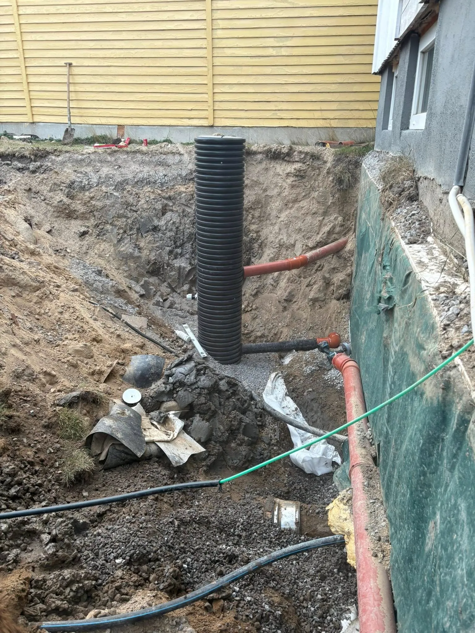 Montering av poolvägg och stomkonstruktion