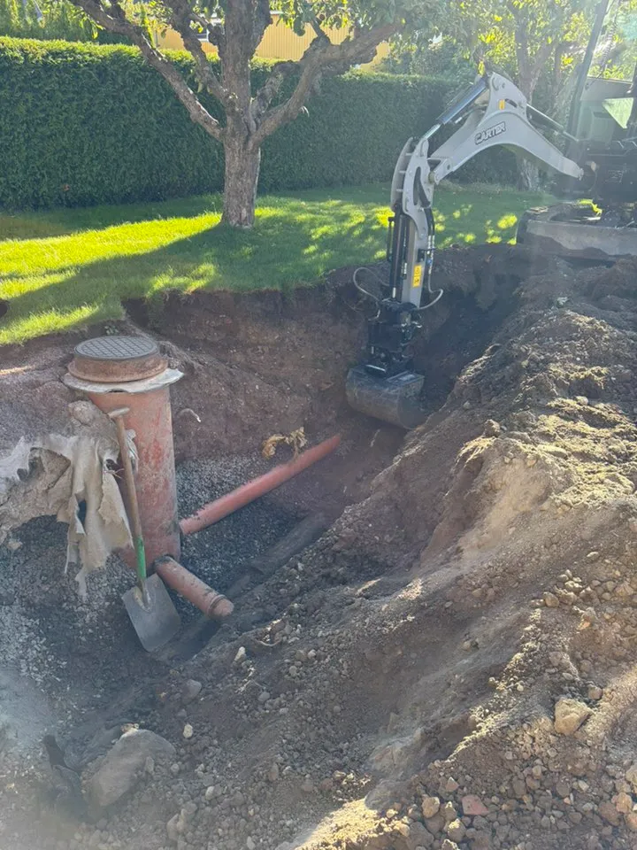 Schaktning runt husgrund för ny dränering i Norrköping